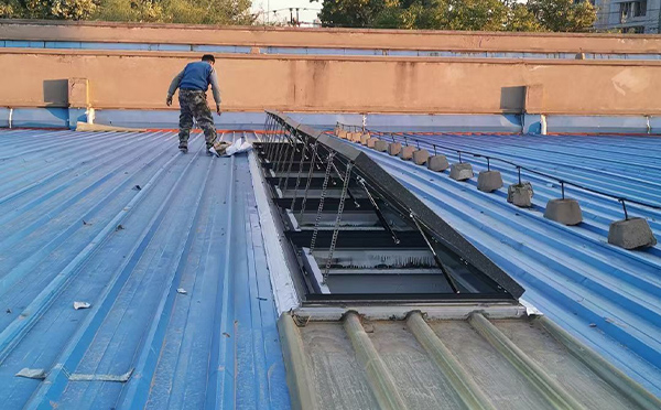 某区域性物流仓储中心敦煌排烟窗系统安装项目